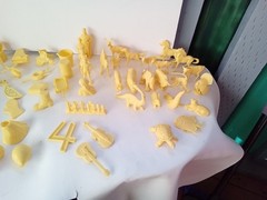 KIDS YELLOW PLASTIC OBJECTS ANIMALS TOUCHY TOYS VISUAL LEARNING VTG MPC LOT