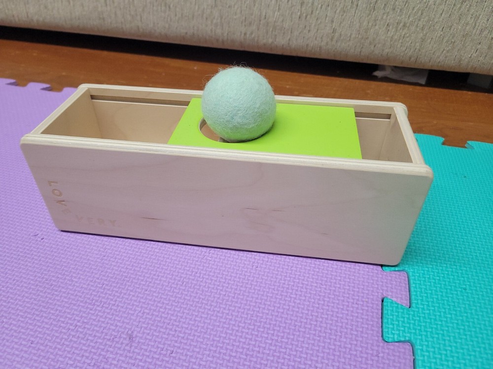 Lovevery Sliding Box Top from The Thinker Play Kit 11-12 months & 2 felt balls