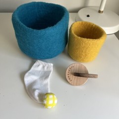 Lovevery Charmer Baby Kit 3-4m Hand to Discs Felt Stacking Basket Yellow Sock