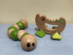 BEGIN AGAIN/EVER EARTH EARTHWORM & HEDGEHOG WOOD INFANT CLUTCHING CRIB TOYS