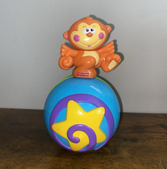 Fisher-Price M4045 Monkey Musical Toy Ball, Multicolor, Age 0-6 Months