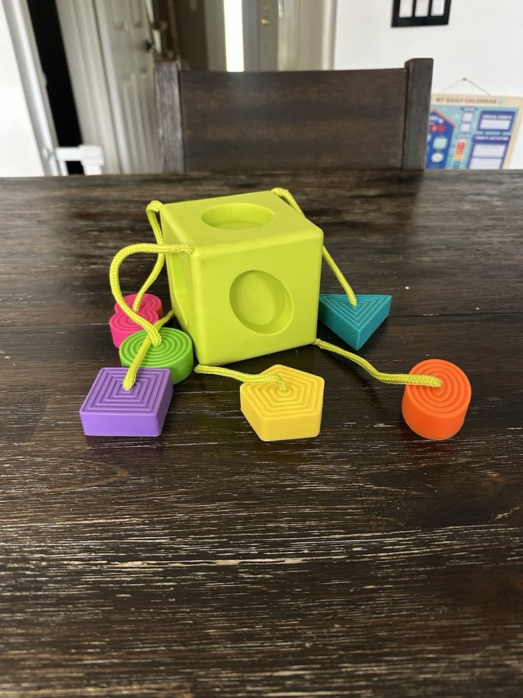 Fat Brain Toys Oombee Cube, Shape Sorter with Tethered Shapes for Early Learning