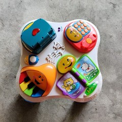 Fisher-Price Laugh & Learn Fun With Friends Musical Play Table 2008 Bilingual