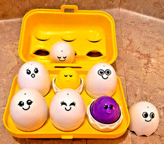 VTG 1993 TOMY Toomies Hide n Squeak Egg Learning Game Shape Color Sort Motor EUC