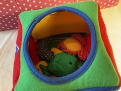 VTG. 1993 DISCOVERY TOYS HIDE INSIDE SOFT SENSORY CUBE, DEVELOPMENTAL INFANT TOY