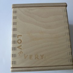 Lovevery Magic Tissue Box With 6 Tissues Montessori 5-6 Months Wooden Gift