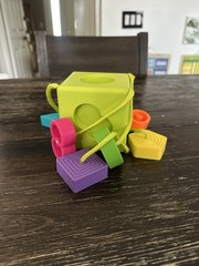 Fat Brain Toys Oombee Cube, Shape Sorter with Tethered Shapes for Early Learning