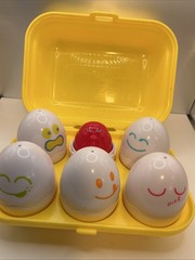 Vintage Tomy Egg Shape Sorting Hide N Squeak Toddler Toy Missing 1 Egg Top!