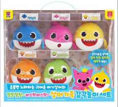 Pinkfong Baby Shark Family SENSORY PLAY SET Singing Dolls Toy & Talking & Melody