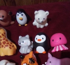 Munchkin Baby Bath Toy Squirts for Toddlers 9 Months. 13 Munchkins Plus 3 Extra
