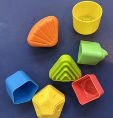 Fat Brain InnyBin Discovery Toy W/Assorted Plastic Shapes CLEAN!