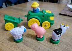 Navystar farm tractor toy, with farmer & 3 animals. Working sounds & movement
