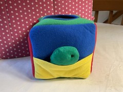 VTG. 1993 DISCOVERY TOYS HIDE INSIDE SOFT SENSORY CUBE, DEVELOPMENTAL INFANT TOY
