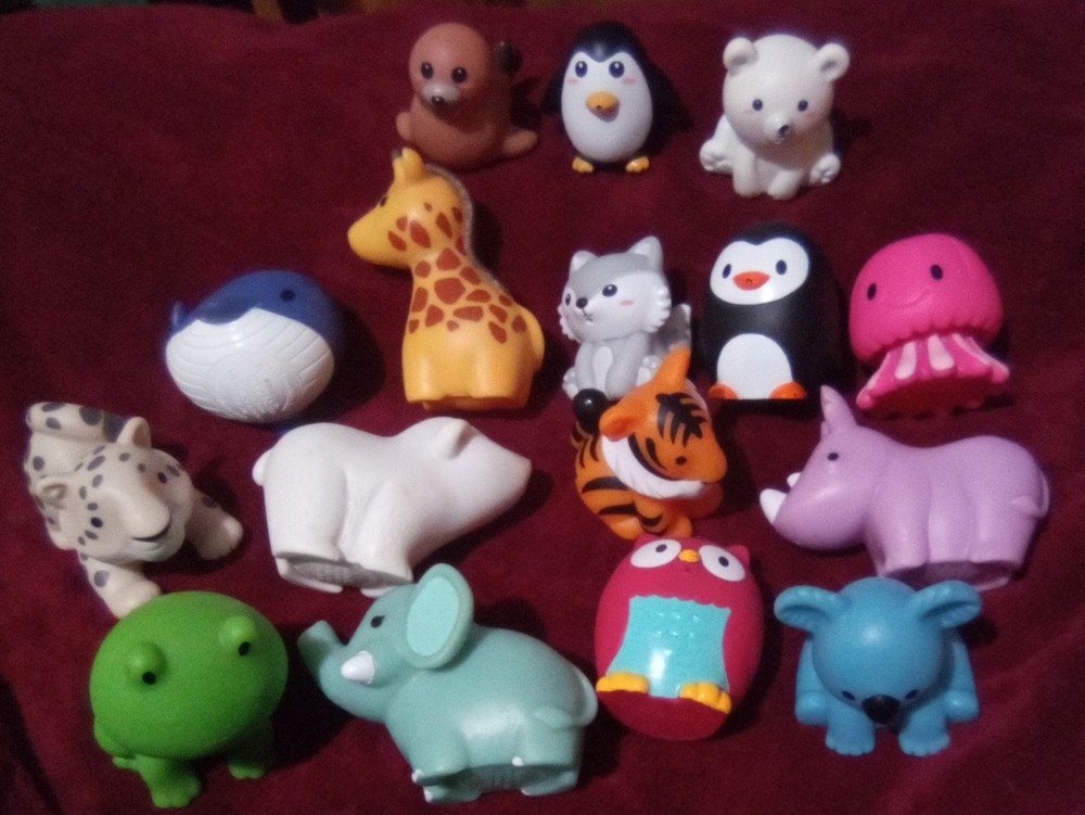 Munchkin Baby Bath Toy Squirts for Toddlers 9 Months. 13 Munchkins Plus 3 Extra