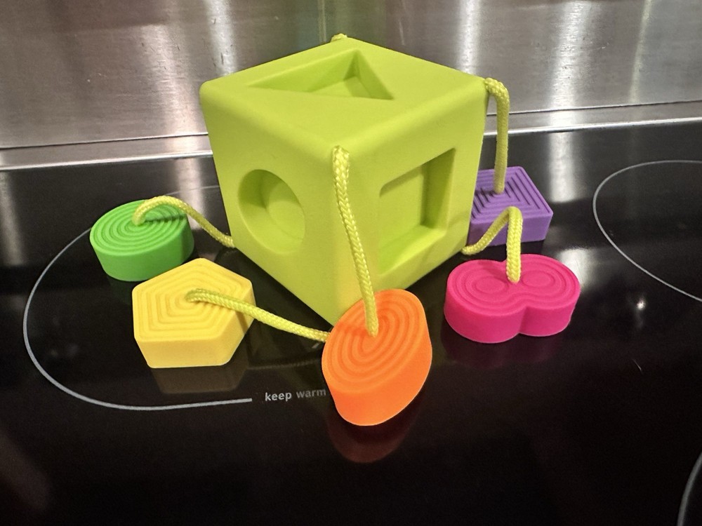 Fat Brain Toys Oombee Cube, Shape Sorter with Tethered Shapes for Early Learning