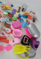 Small lot of kids toys – mixed lot – dolls accessories