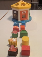 Vintage Chicco Peek-A-Babe Peekaboo Gazoobo Zoo House Shape Sorter Toy
