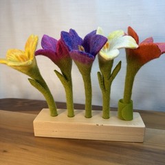 Lovevery Felt Flowers In A Row w/Wood Stand The Helper Play Kit Montessori Toy