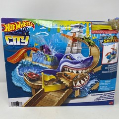 Hot Wheels Color Shifters Sharkport Showdown 1:64 Track Set, Multi